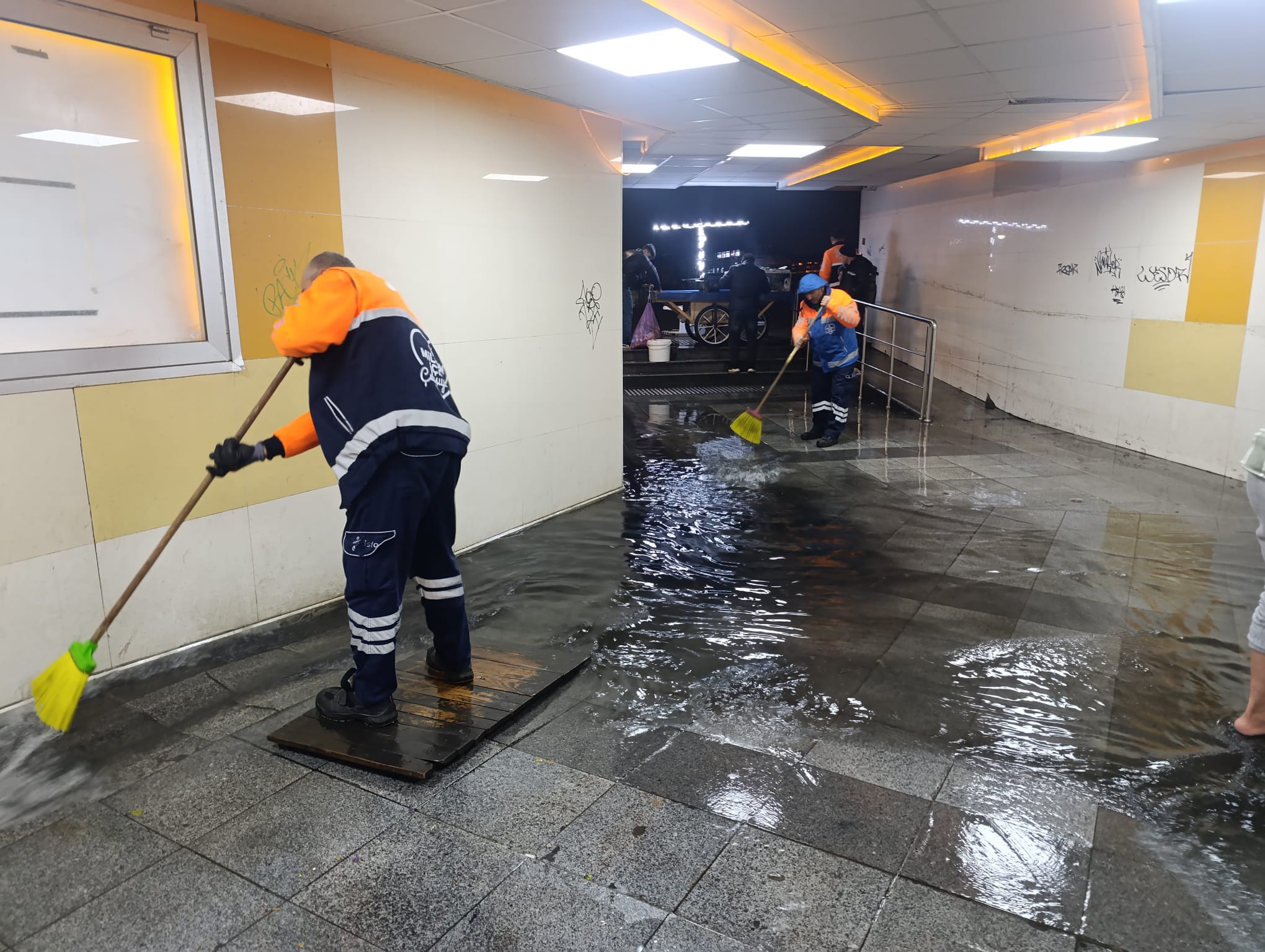 İBB ekipleri tam kadro sahada